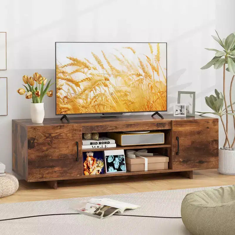 Meuble TV Costway pour téléviseurs 70 pouces, centre de divertissement moderne avec prise de courant et 2 trous pour câbles, marron/noir