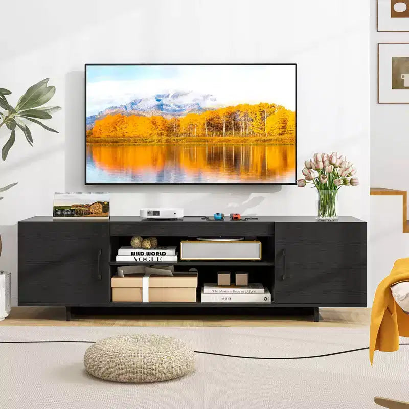 Meuble TV Costway pour téléviseurs 70 pouces, centre de divertissement moderne avec prise de courant et 2 trous pour câbles, marron/noir