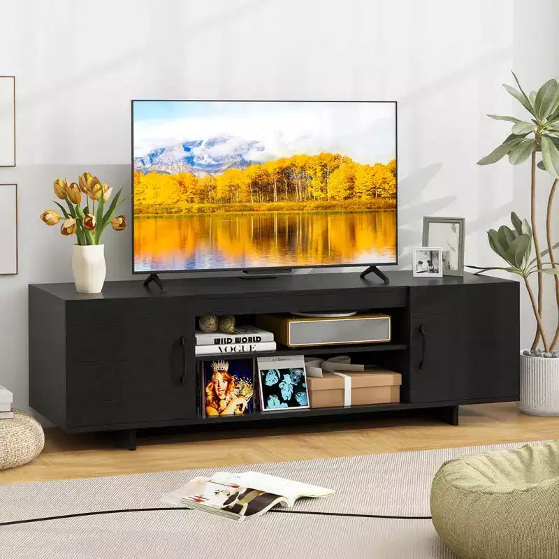 Meuble TV Costway pour téléviseurs 70 pouces, centre de divertissement moderne avec prise de courant et 2 trous pour câbles, marron/noir