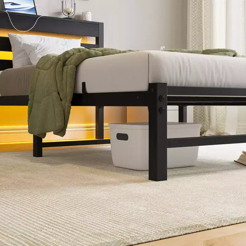 Cadre de lit noir CLIHOME robuste avec plateforme, éclairage LED, tête de lit et station de recharge USB