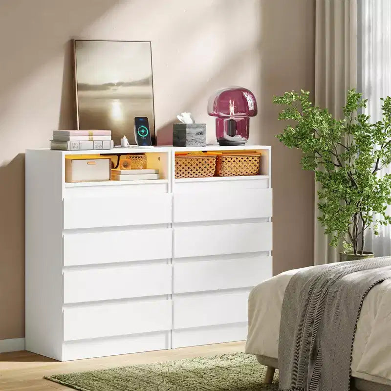 Commode 4 Tiroirs, Commode LED Blanche avec Station de Charge, Fixation Murale, Bande Lumineuse Réglable 6 Couleurs, Convient pour Chambre, Salon