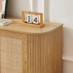 Bahut buffet ondulé 24/31,5H, Meuble TV, Armoire d'angle arrondie avec portes en rotin à rayures verticales en bois, Naturel - ModernLuxe