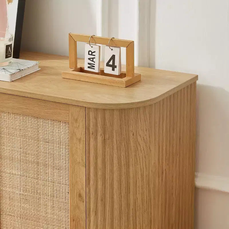 Bahut buffet ondulé 24/31,5H, Meuble TV, Armoire d'angle arrondie avec portes en rotin à rayures verticales en bois, Naturel - ModernLuxe