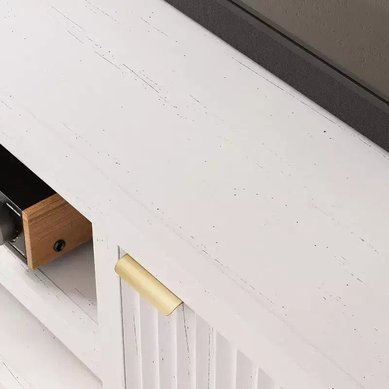 Meuble TV cannelé pour 80 pouces, meuble de divertissement moderne avec étagères réglables, meuble TV et multimédia de rangement à 2 niveaux pour salon et chambre à coucher