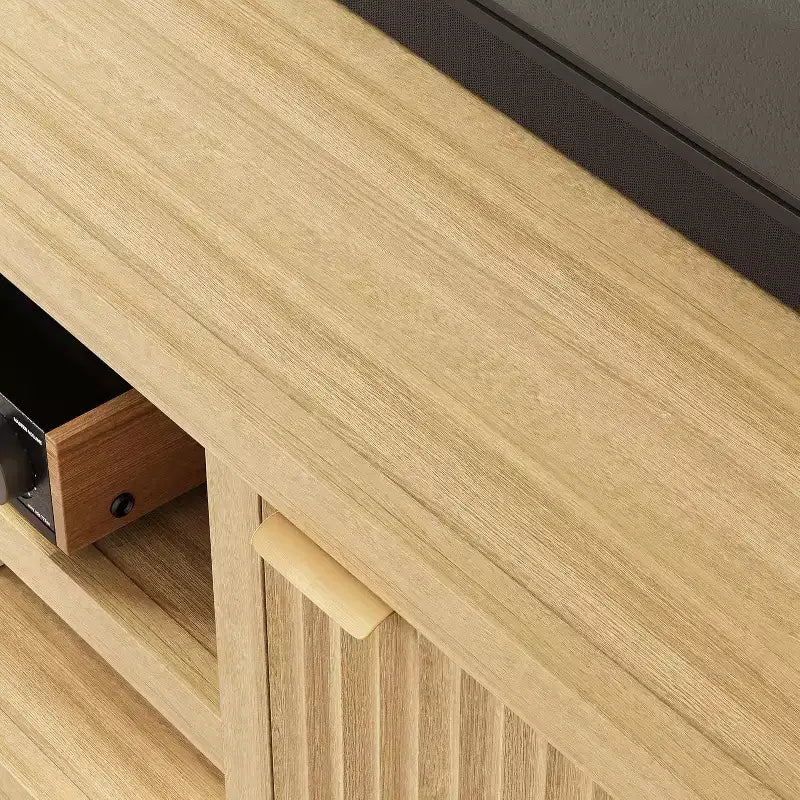 Meuble TV cannelé pour 80 pouces, meuble de divertissement moderne avec étagères réglables, meuble TV et multimédia de rangement à 2 niveaux pour salon et chambre à coucher
