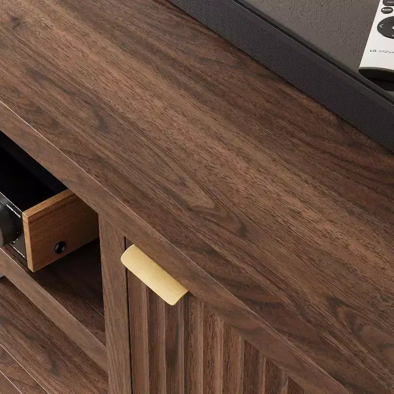 Meuble TV cannelé pour 80 pouces, meuble de divertissement moderne avec étagères réglables, meuble TV et multimédia de rangement à 2 niveaux pour salon et chambre à coucher