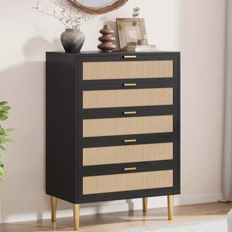 Commode 5 tiroirs en rotin, Chiffonnier étroit de 112 cm de haut, Meuble de rangement en bois style ferme avec pieds et poignées en métal, Commode moderne pour chambre à coucher