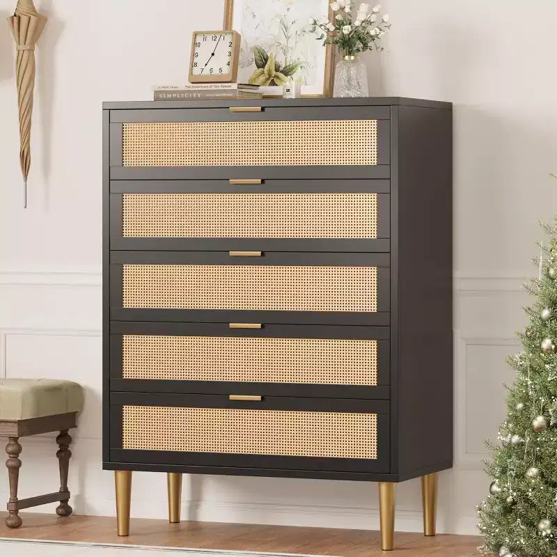 Commode 5 tiroirs en rotin, Chiffonnier étroit de 112 cm de haut, Meuble de rangement en bois style ferme avec pieds et poignées en métal, Commode moderne pour chambre à coucher