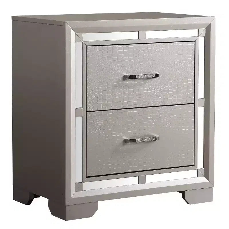 Table de chevet en métal HomeStock 28 po H x 25 po L, carrée, finition argentée, 2 tiroirs, pour salon et chambre à coucher