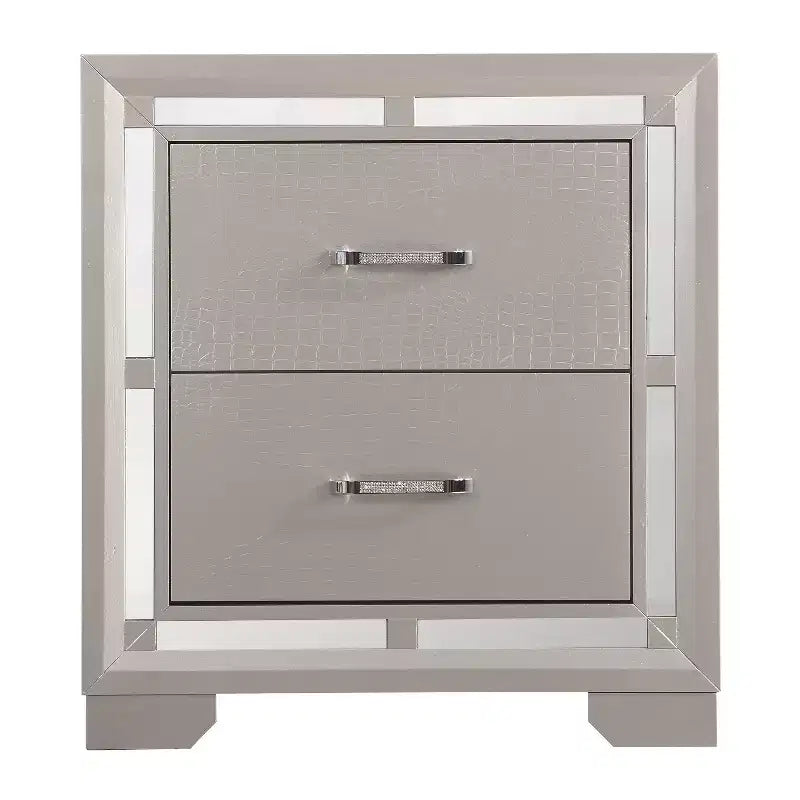 Table de chevet en métal HomeStock 28 po H x 25 po L, carrée, finition argentée, 2 tiroirs, pour salon et chambre à coucher
