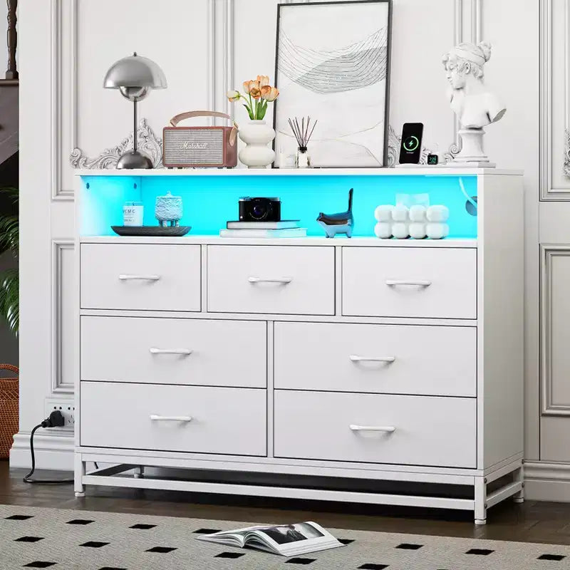 Commode de Chambre avec Lumières LED 7 Tiroirs avec Station de Recharge, Commode de Rangement en Bois pour Entrée, Placard, Salon, Couloir