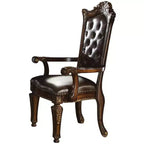 Lot de deux chaises de salle à manger avec accoudoirs HomeRoots, en similicuir capitonné marron et séquoia et bois massif