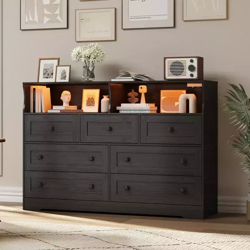 Commode de chambre à 7 tiroirs avec lumières LED, commode en bois avec 2 compartiments ouverts et station de charge pour placard, entrée