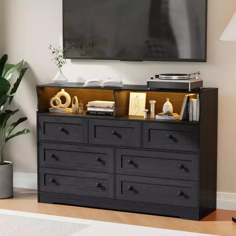 Commode de chambre à 7 tiroirs avec lumières LED, commode en bois avec 2 compartiments ouverts et station de charge pour placard, entrée