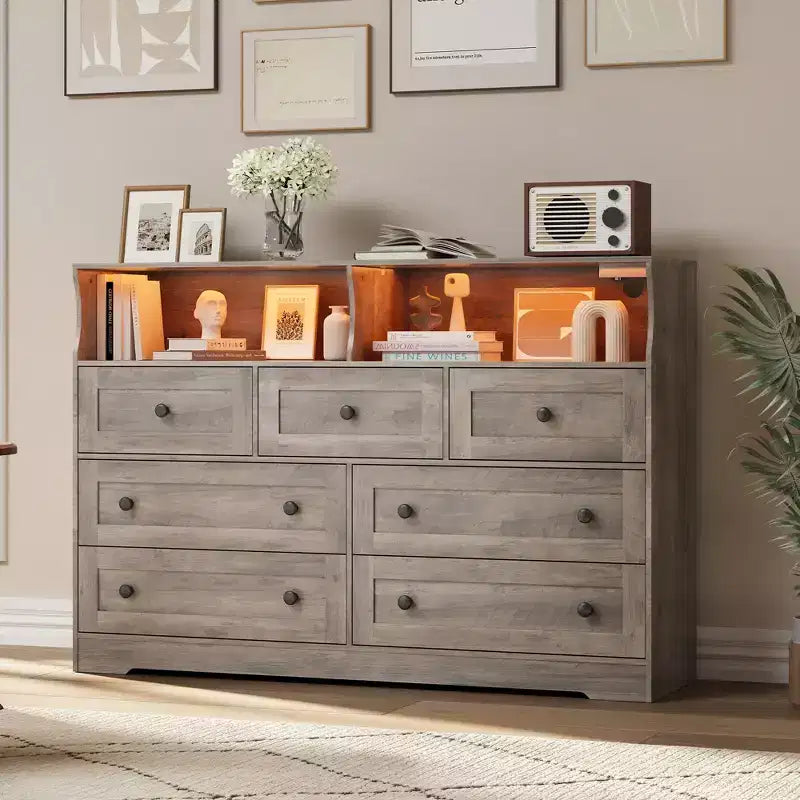 Commode de chambre à 7 tiroirs avec lumières LED, commode en bois avec 2 compartiments ouverts et station de charge pour placard, entrée