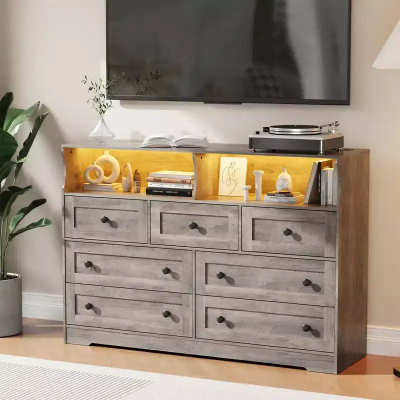 Commode de chambre à 7 tiroirs avec lumières LED, commode en bois avec 2 compartiments ouverts et station de charge pour placard, entrée