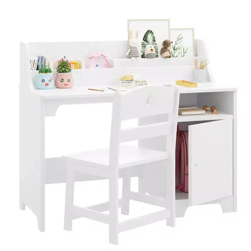 Bureau d'étude en bois avec chaise et armoire pour enfants