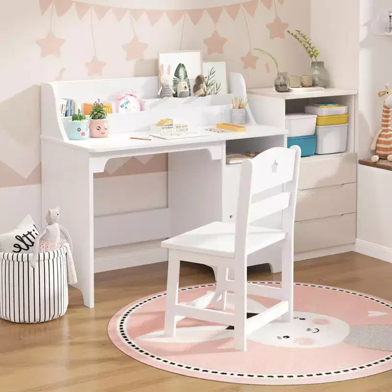 Bureau d'étude en bois avec chaise et armoire pour enfants