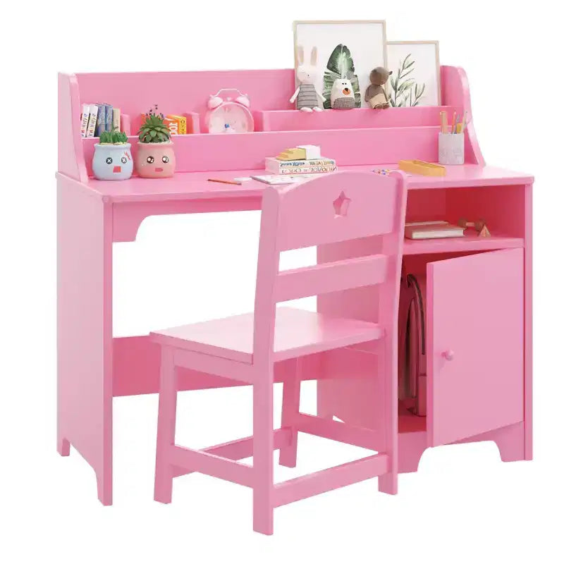 Bureau d'étude en bois avec chaise et armoire pour enfants