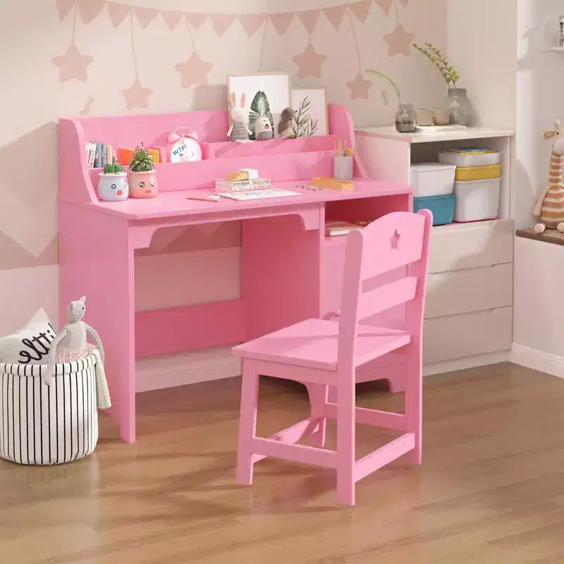 Bureau d'étude en bois avec chaise et armoire pour enfants
