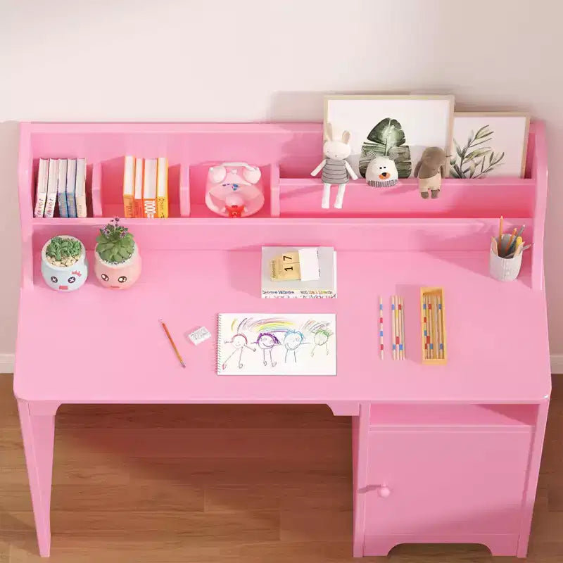 Bureau d'étude en bois avec chaise et armoire pour enfants