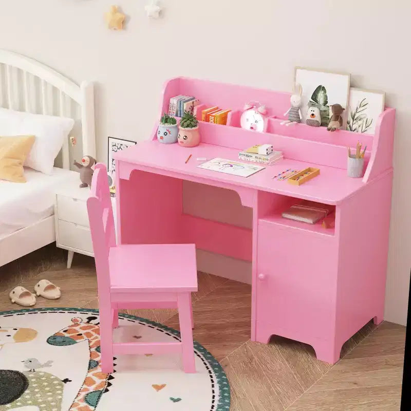 Bureau d'étude en bois avec chaise et armoire pour enfants