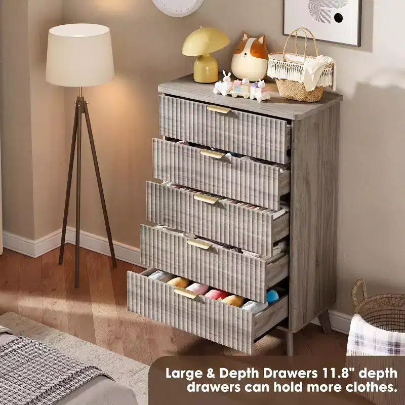 Commode cannelée pour chambre à coucher avec 5 tiroirs profonds, commode haute de 120 cm, design à profil incurvé, commode moderne en bois pour salon et couloir