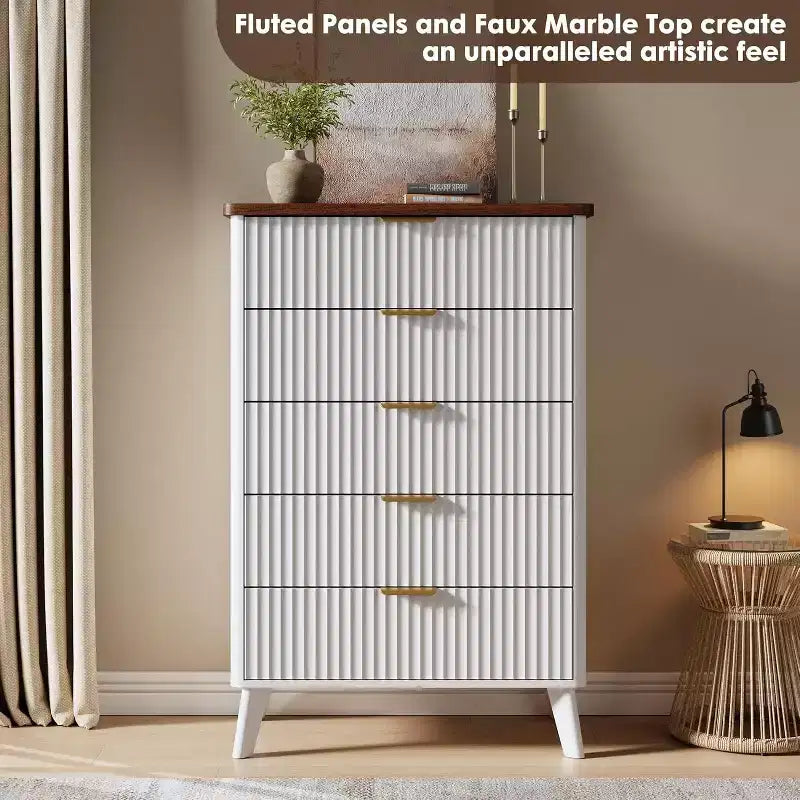 Commode cannelée pour chambre à coucher avec 5 tiroirs profonds, commode haute de 120 cm, design à profil incurvé, commode moderne en bois pour salon et couloir