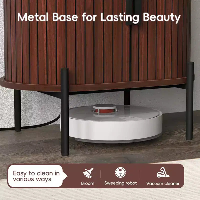 Buffet moderne du milieu du siècle Bestier avec portes coulissantes à lattes, prise de courant intégrée et ports USB