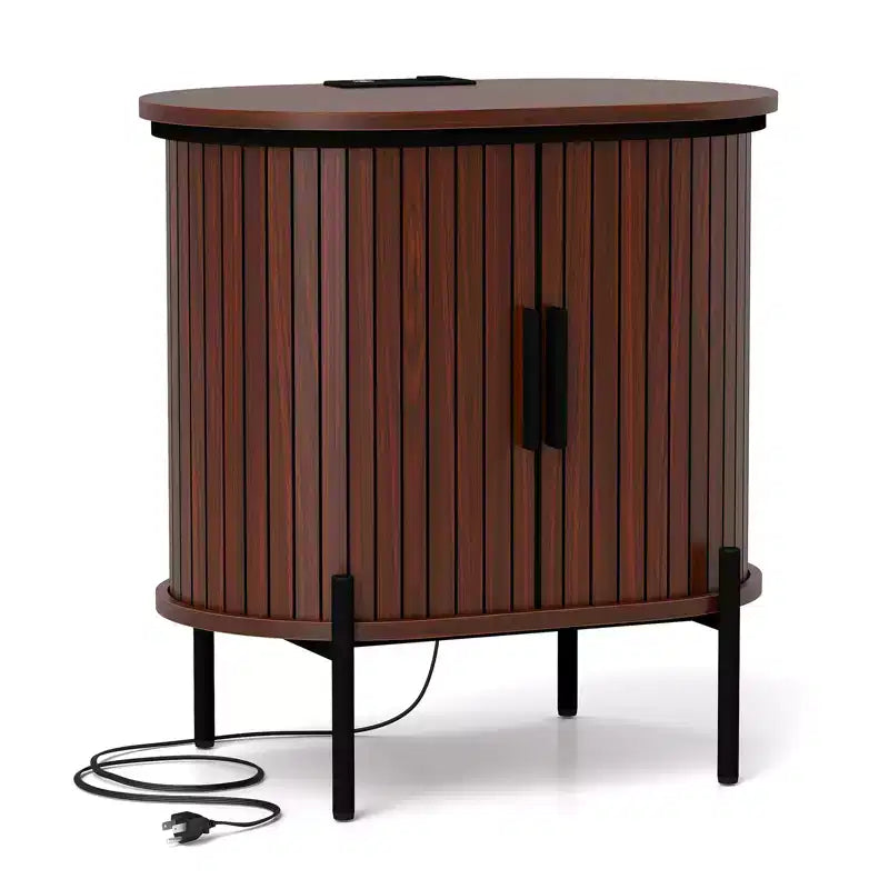 Buffet moderne du milieu du siècle Bestier avec portes coulissantes à lattes, prise de courant intégrée et ports USB