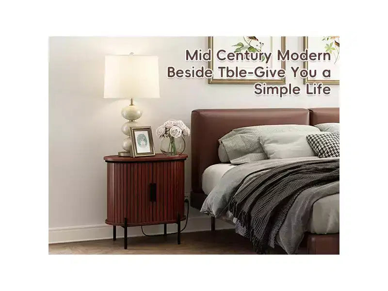 Buffet moderne du milieu du siècle Bestier avec portes coulissantes à lattes, prise de courant intégrée et ports USB