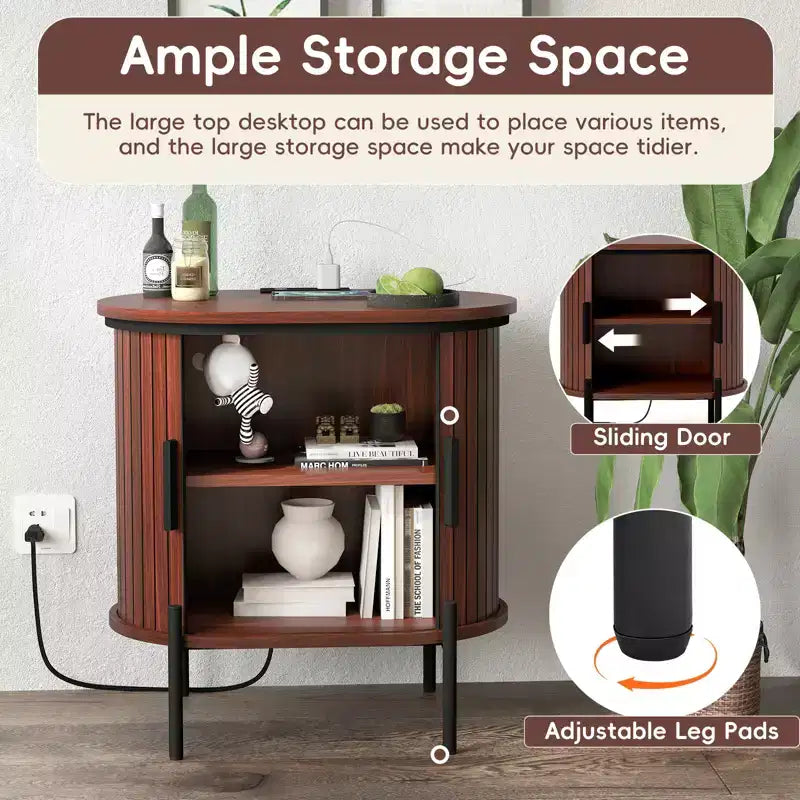 Buffet moderne du milieu du siècle Bestier avec portes coulissantes à lattes, prise de courant intégrée et ports USB