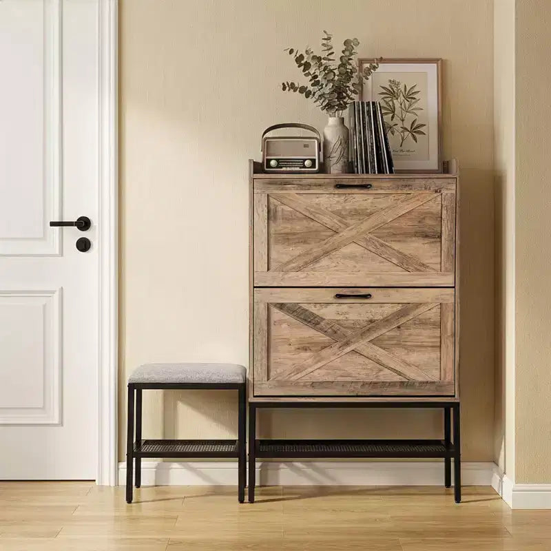 Meuble à chaussures Karl Home 47 W avec porte de grange, pieds en métal maillé et banc rembourré