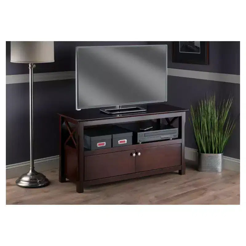 Meuble TV Xola pour téléviseurs jusqu'à 40" brun foncé - Winsome : Bords biseautés, Poignées finition chrome, Étagère multimédia