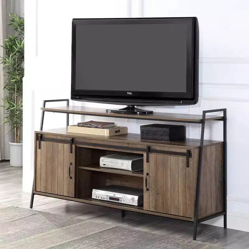 Meuble TV 60" Rashawn pour téléviseurs jusqu'à 58" en chêne rustique/finition noire - Acme Furniture : Style industriel avec portes coulissantes de grange et étagère ouverte