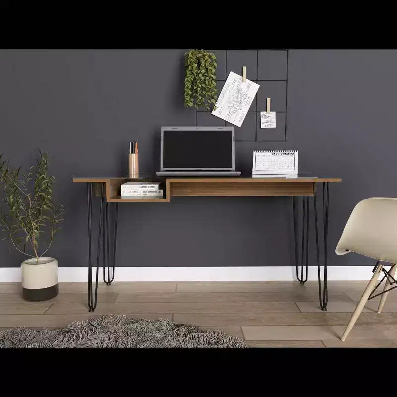 Bureau d'ordinateur Manila marron - Boahaus : Ergonomique 55" de large, plateau en verre, pieds en métal, étagère