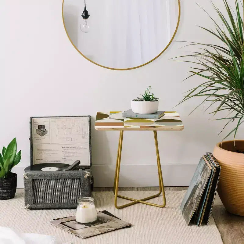 La Table d'appoint The Old Art Studio Mid Century Blanche/Dorée - Deny Designs : Bouleau de la Baltique, pieds en acier, finition mate