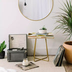 La Table d'appoint The Old Art Studio Mid Century Blanche/Dorée - Deny Designs : Bouleau de la Baltique, pieds en acier, finition mate
