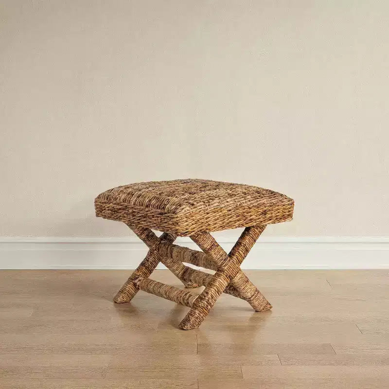 Table d'appoint Storied Home en jacinthe d'eau tressée et bois marron : Cadre en acajou, aucun assemblage requis.