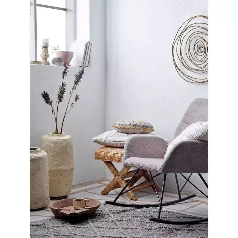 Table d'appoint Storied Home en jacinthe d'eau tressée et bois marron : Cadre en acajou, aucun assemblage requis.