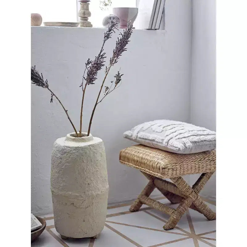 Table d'appoint Storied Home en jacinthe d'eau tressée et bois marron : Cadre en acajou, aucun assemblage requis.