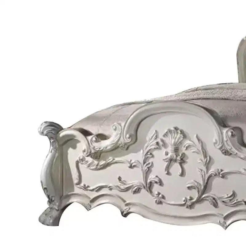 Lit king-size Californie Acme Furniture 97" cuir synthétique et finition blanc cassé : style rococo, taille généreuse, design à dossier en forme de dromadaire