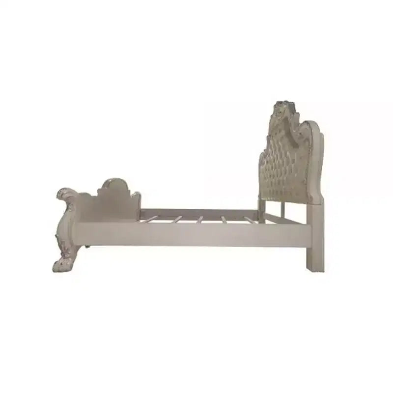 Lit king-size Californie Acme Furniture 97" cuir synthétique et finition blanc cassé : style rococo, taille généreuse, design à dossier en forme de dromadaire