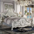 Lit king-size Californie Acme Furniture 97" cuir synthétique et finition blanc cassé : style rococo, taille généreuse, design à dossier en forme de dromadaire