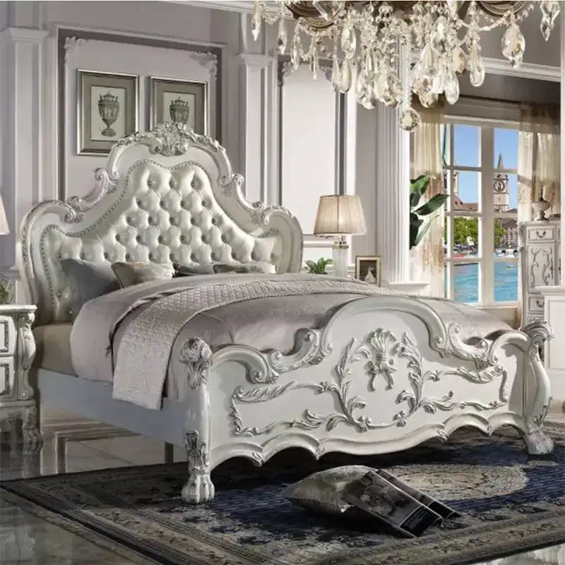 Lit king-size Californie Acme Furniture 97" cuir synthétique et finition blanc cassé : style rococo, taille généreuse, design à dossier en forme de dromadaire