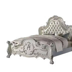 Lit king-size Californie Acme Furniture 97" cuir synthétique et finition blanc cassé : style rococo, taille généreuse, design à dossier en forme de dromadaire