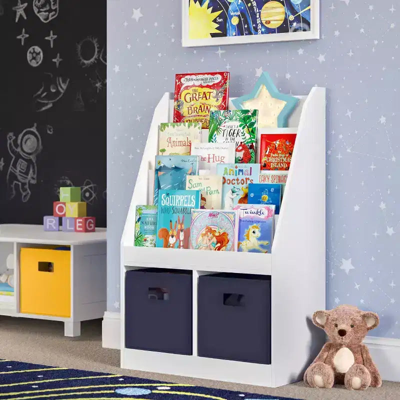 Étagère à livres et meuble de rangement pour jouets RiverRidge Kids avec 4 casiers à livres et 2 compartiments, blanc avec 2 bacs en tissu