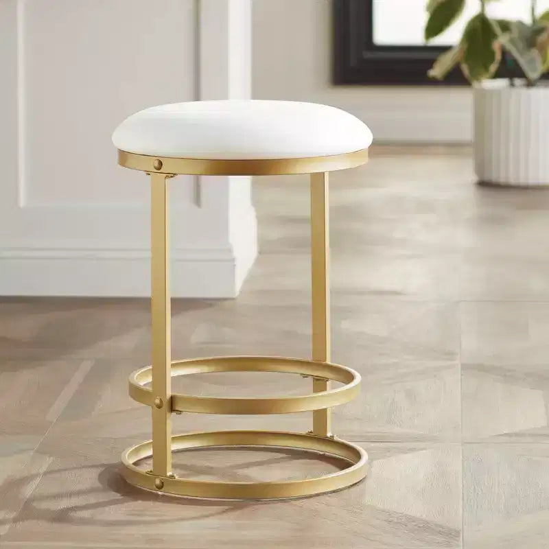 Tabouret de bar 55 Downing Street Palmer en métal doré, hauteur 66 cm, avec coussin rond en tissu blanc moderne et repose-pieds pour îlot de cuisine, comptoir de bar ou maison