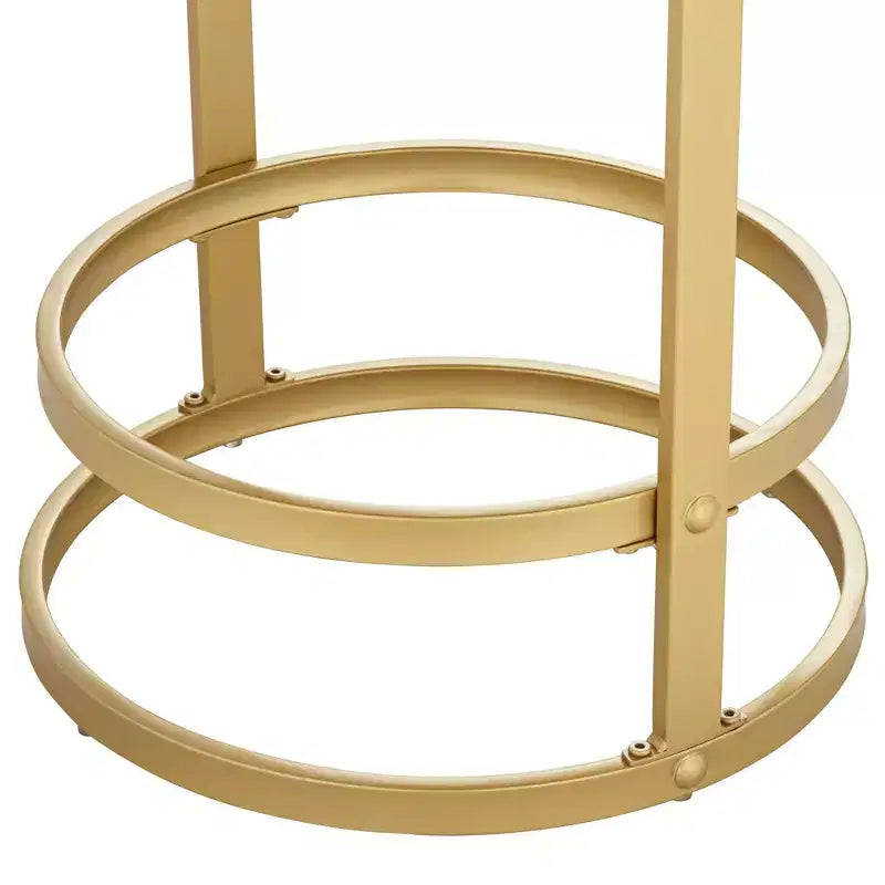 Tabouret de bar 55 Downing Street Palmer en métal doré, hauteur 66 cm, avec coussin rond en tissu blanc moderne et repose-pieds pour îlot de cuisine, comptoir de bar ou maison