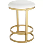 Tabouret de bar 55 Downing Street Palmer en métal doré, hauteur 66 cm, avec coussin rond en tissu blanc moderne et repose-pieds pour îlot de cuisine, comptoir de bar ou maison